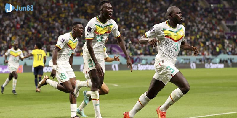 Sarr khai hỏa bằng bàn thắng phạt đền ở hiệp 1 trận Ecuador vs Senegal