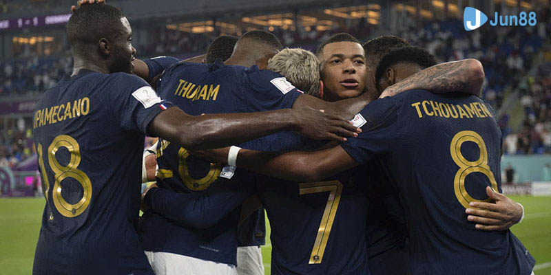 Dù nhận kết quả thua trong trận Tunisia vs Pháp nhưng “Gà Trống” vẫn đi tiếp